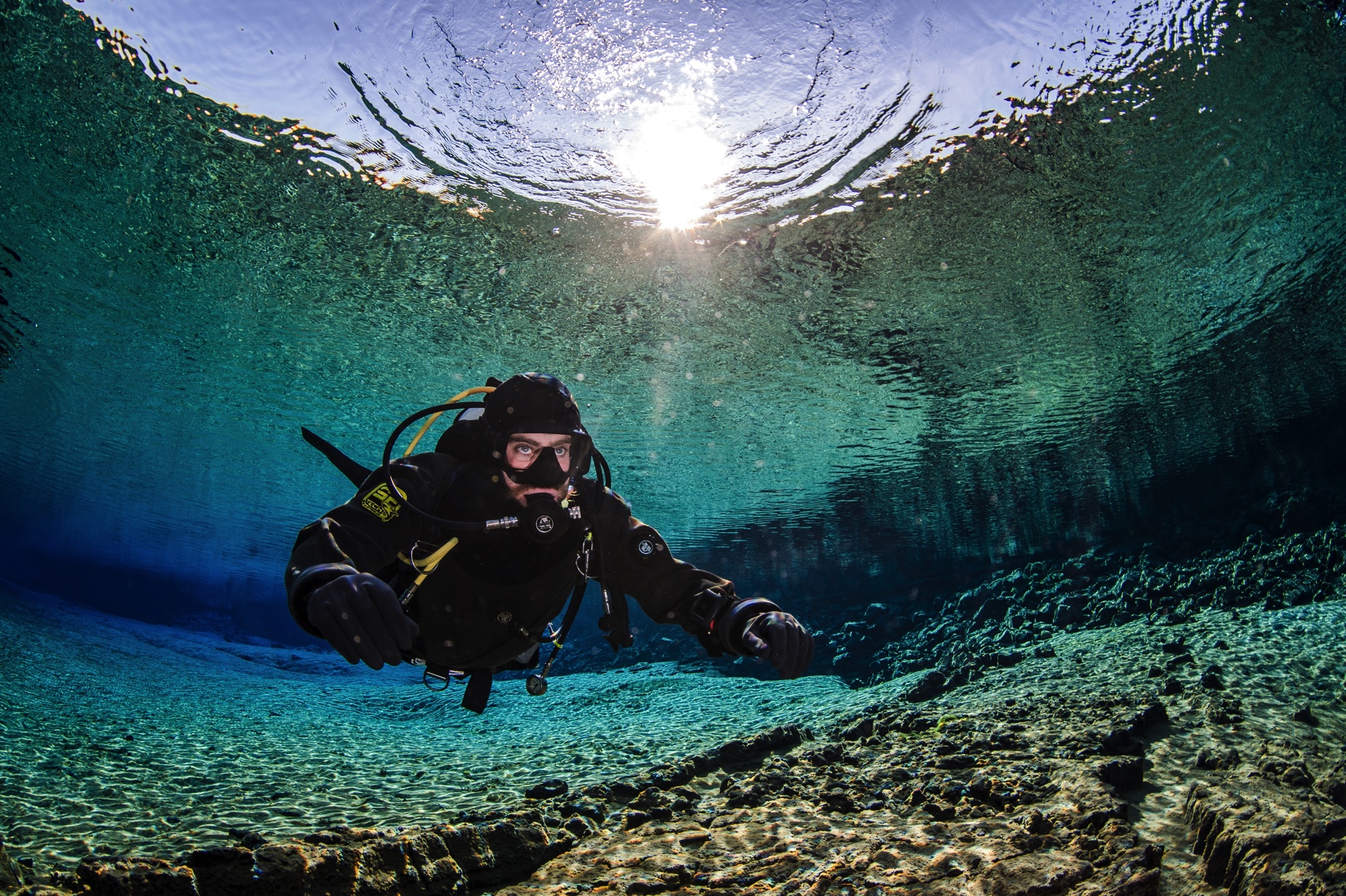 Dive. Реакционный дайвинг. Экстремальный спорт дайвинг. Аквалангист на дне. Погружения с аквалангом (рекреационный дайвинг).